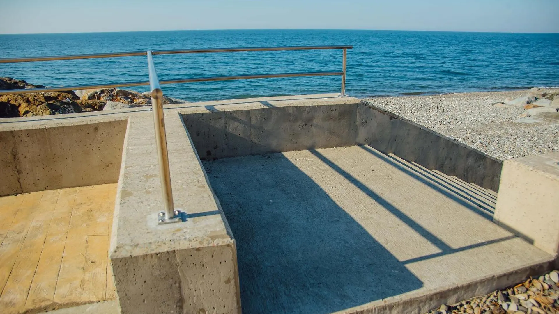 Batumi Studio-With Rooftop Pool-Sleeps2